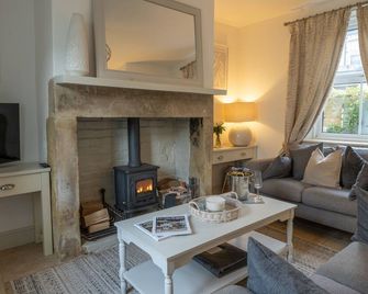 Stunning courtyard cottage set back from the River Coquet. With castle views. - Warkworth - Living room