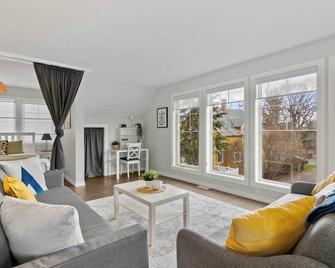 Local Loft - Downtown Okotoks - 2bd - Private - Okotoks - Huiskamer