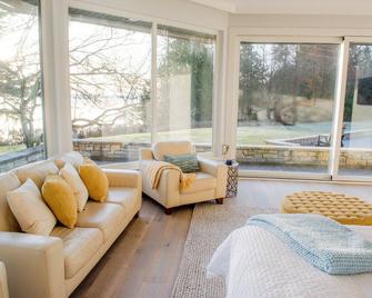 Oceanside Villa l Beach Access l HotTub I Sleep 16 - Cobble Hill - Living room