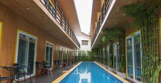 Resort V - Mrt Huai Khwang - Bangkok - Piscina
