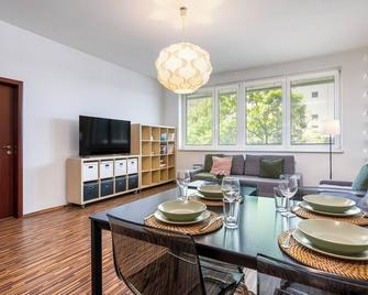 UrbanElegance Escape, top location, private parking - Bratislava - Ruang makan