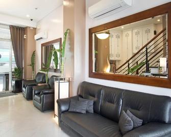 Townhouse Oak Avitel Hotel Near Osmena Highway, Pnr Pasay Station, Metro Manila - Makati - Reception