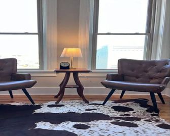 The Secretariat; A Cozy two bedroom Downtown loft apartment - Lawrenceburg - Sala de estar
