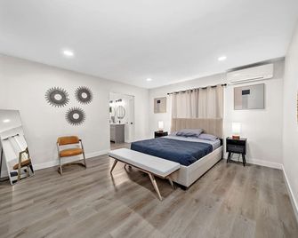 House By The Lake With Pool, Hot Tub And - Lakeside - Bedroom