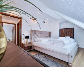 Alpha Apartments: Dachstudio - Stil & Eleganz, 2br - Essen - Schlafzimmer