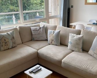 Fantastic Lakeside Penthouse Apartment With Balcony - Newquay - Pokój dzienny