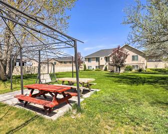 Lehi Family Apartment w/ Gas Grill & Fire Pit! - Lehi - Patio