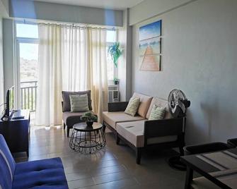 New Paradise Ocean View Apartment (Dot Accredited) - Boracay - Вітальня