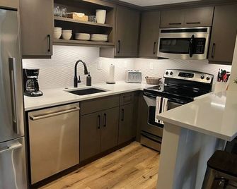 Pretty home for vacation - St. Louis - Kitchen