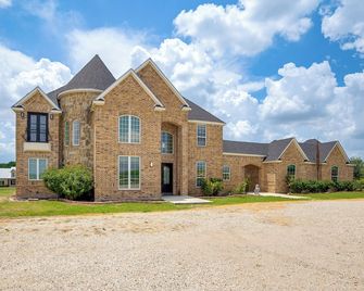 Sprawling Countryside Home in Dallas Area - Celina - Building