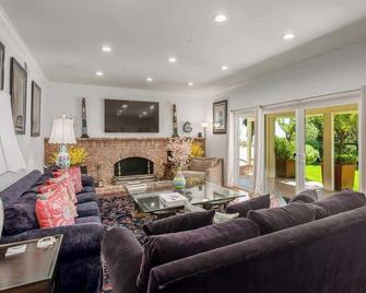 5BD Bel Air Farmhouse w/Tennis Court Pool &Spa - Los Ángeles