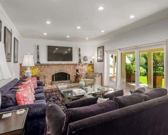5BD Bel Air Farmhouse w/Tennis Court Pool &Spa - לוס אנג'לס - סלון