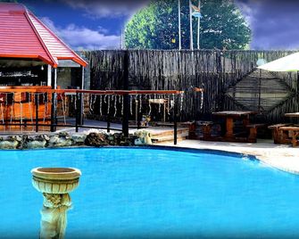 African Moon Corporate House - קמפטון פארק - בריכה