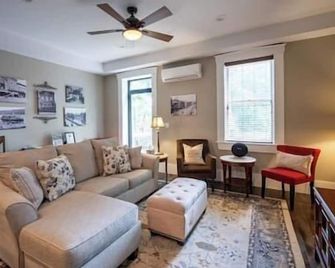 #209 Kings, River View, Deck, Bicentennial Park - Madison - Wohnzimmer