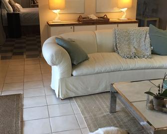 Private, yet close to everything! - Middleton - Living room