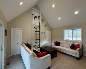 Stay And Play! Country Cottage Getaway With Private 3 Acre Swimming Pond - Ruther Glen