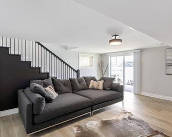 Luxury Lookout Game Room,Fire Pit - Sunrise Beach - Living room
