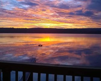 Lakefront Vacation Home~get away~Hot tub on deck~Fish/Paddle~Kayaks/Canoes/2 SUP - Derby - Balcony
