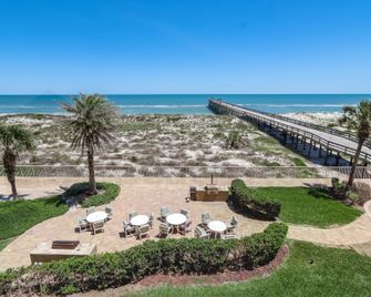 Upper unit Overlooking the Beautiful Outdoor Space and Pier by RedAwning - Fernandina Beach - Playa