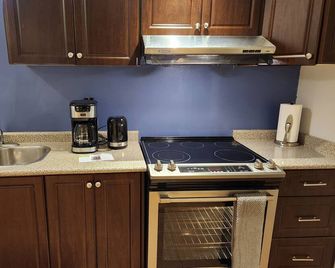 Private walkout large bedroom bsmnt Apt living, dining&kitchen and free parking - Ajax - Kuchyň