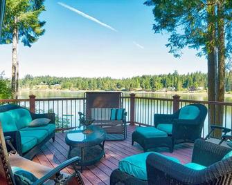 Waterfront retreat on Hammersley Inlet, 3-bedrooms, sleeps 8, with AC - Shelton - Balkon