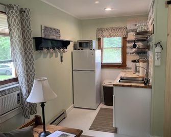 Sunny Cottage At Cozy Nook - Lake George - Kitchen