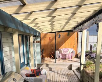 EMOJI Waterfront Beach house - Large decks with great indoor/outdoor flow - 파루아 베이 - 파티오