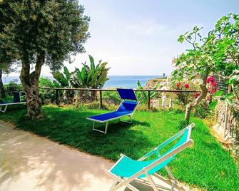 Near the beach 2 sea view rooms, small bedroom and 3 bathrooms - Forio - Innenhof