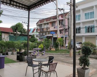 Four P Residence - Surat Thani - Patio