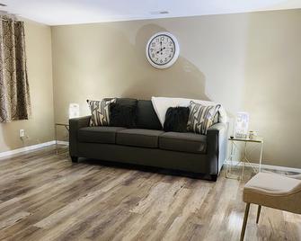 #64 Cozy Downtown Home - Bellbrook - Living room