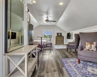 Cozy, classy, and convenient Sugarhouse Studio - Salt Lake City - Living room