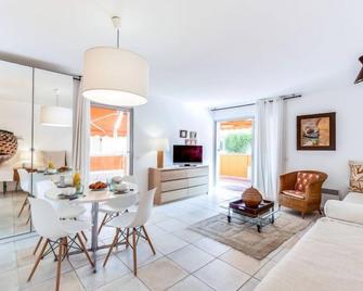 Les Patios by Interhome - Saint-Tropez - Essbereich