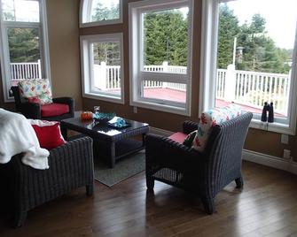 The Cozy Fox - Louisbourg - Living room
