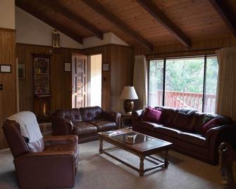 Stay Inside Yosemite National Park! No separate park reservation required. - Wawona - Living room