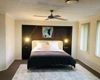 Large Holiday Home with Heated Pool on demand near Lake & Beaches - Lake Munmorah - Bedroom