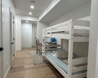 Spacious 4-bedroom Luxury Retreat - Grand Forks