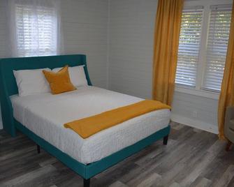 Minutes from FVSU! Renovated home for peace & tranquility - Fort Valley - Bedroom