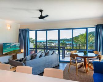 Coral Sea Vista Apartments - Airlie Beach - Living room