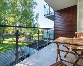 Spacious Two-Bedroom Apartment with 2 Parking Spaces by Noclegi Renters - Gdansk - Balcón