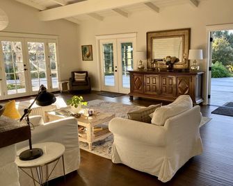 Farmhouse Retreat - Fallbrook - Living room
