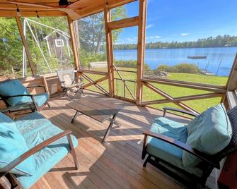 91WR Lake vibes and views at this waterfront home in the the White Mountains! Rest, relax, explore! - Whitefield - Balcony