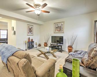 Greenwood Home ~15 Mi to Indianapolis! - Greenwood - Living room