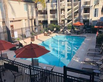 Comfort and Convenience! Free Onsite Parking, Pets Allowed, Free Breakfast - San Bruno - Zwembad