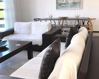 Luxury 4 Bedroom, 3 Bathroom Mediterranean Villa in Lapta minutes from the Sea - Lápithos - Вітальня