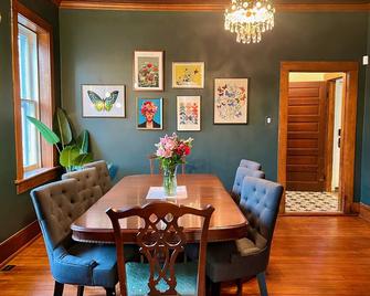 Gorgeous Historic Victorian - 4 bedrooms 2 bathrooms - 4 Blocks Walk to Town - Sainte Genevieve - Comedor