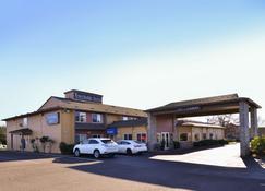 Travelodge Suites by Wyndham Newberg - Newberg - Bâtiment