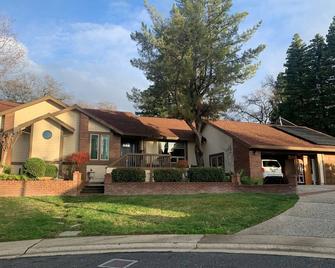 Peaceful and Private Cottage just 14 minutes from Thunder Valley Casino - Roseville - Building