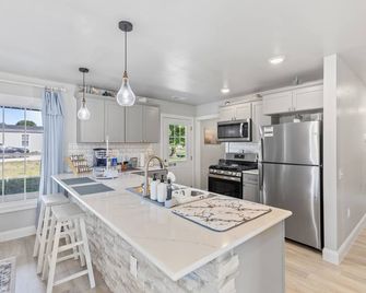 Charming home minutes away from Mark Twain Lake equipped with all amenities. - Monroe City - Cocina