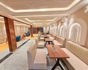 Hotel The New York City - Bhiwāni - Restaurant