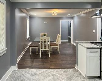 Luxury 4 Br House Near Usm - Hattiesburg - Dining room